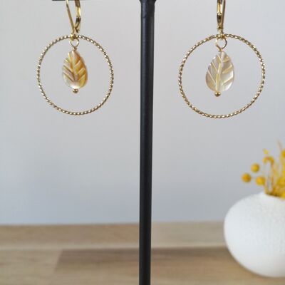 Pendientes FEUILLE de nácar gris y círculo dorado. pendientes ligeros, regalo de niña y mujer, Navidad, atemporal, moda trendy, verano.