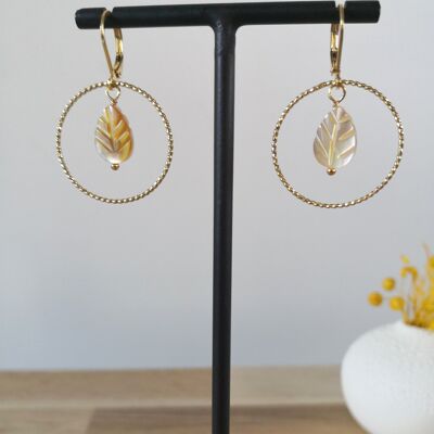 FEUILLE earrings in gray mother-of-pearl and gold circle. light earrings, young girl and woman gift, Christmas, timeless, trendy fashion, summer.