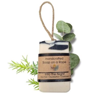 Into the Night Soap On A Rope - Árbol de té, eucalipto y carbón - 100 g de jabón de proceso en frío sin palma - Hecho a mano en el Reino Unido - Envío el mismo día - Apto para veganos - Jabón de aceite esencial