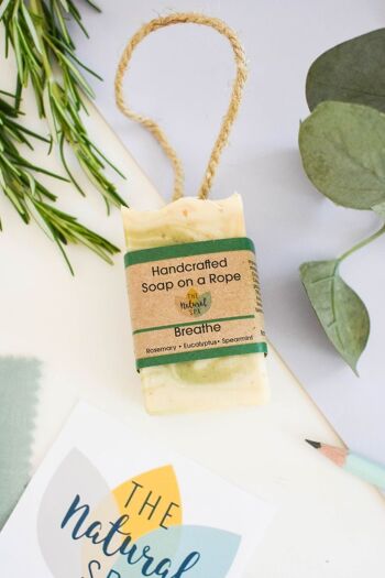 Breathe Soap On A Rope - Romarin, Eucalyptus, Menthe verte - 100 g de savon à froid sans palme - Fabriqué à la main au Royaume-Uni - Expédition le jour même - Vegan Friendly - Savon aux huiles essentielles 4