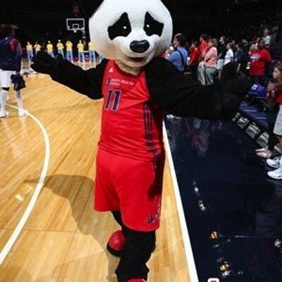Costume de mascotte personnalisable de panda noir et blanc, en tenue de sport.