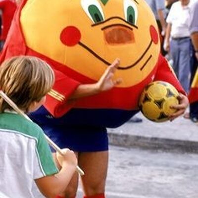 Costume de mascotte personnalisable d'orange de mandarine géante en tenue de sport.