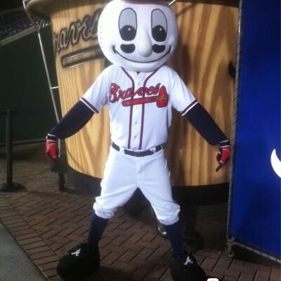 Costume de mascotte personnalisable de balle de baseball en tenue de sport.