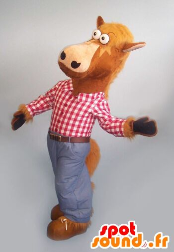 Costume de mascotte personnalisable de cheval marron avec une chemise à carreaux et un jean