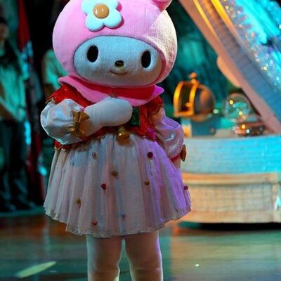 Costume de mascotte personnalisable de lapin blanc et rose, très féminine.