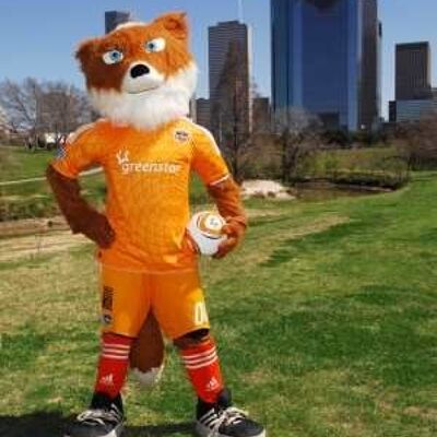 Costume de mascotte personnalisable de renard orange et blanc en tenue de sport jaune.