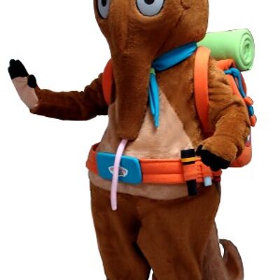 Costume de mascotte personnalisable de tamanoir, de tapir marron avec un sac de randonneur.