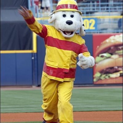 Costume de mascotte personnalisable de chien gris, habillée en tenue de pompier.