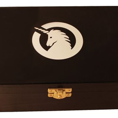 Caja de madera con logo de unicornio