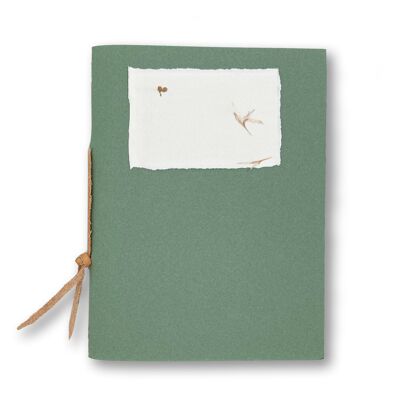 Libro en blanco hecho de papel hecho a mano en verde.