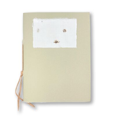 Libro en blanco hecho de papel hecho a mano en marrón claro