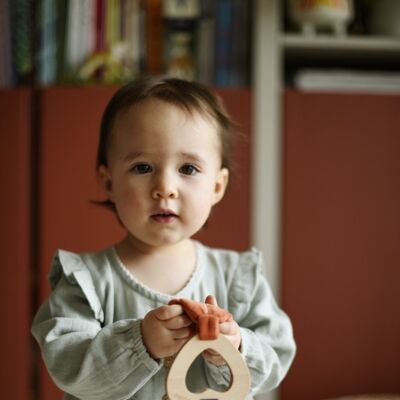 Doudou Hochet bébé Bois et Tissu Chat, Papier bruissant, grelot. 28 cm. Lien Velcro, Collection GABIN LAPIN