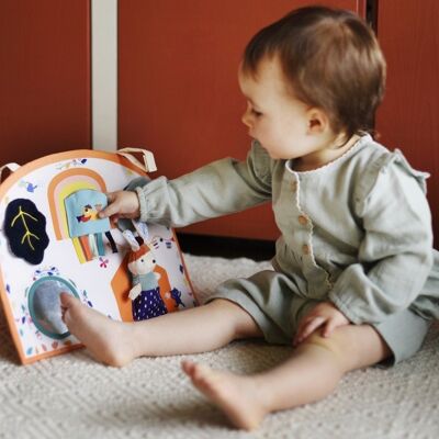 Table of awakening and manipulation activities, bell, rustling paper, mirror, squeaker, finger puppet. Collection GABIN RABBIT