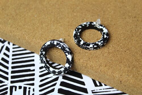 Circle outline earrings assorted - splash b/w ,