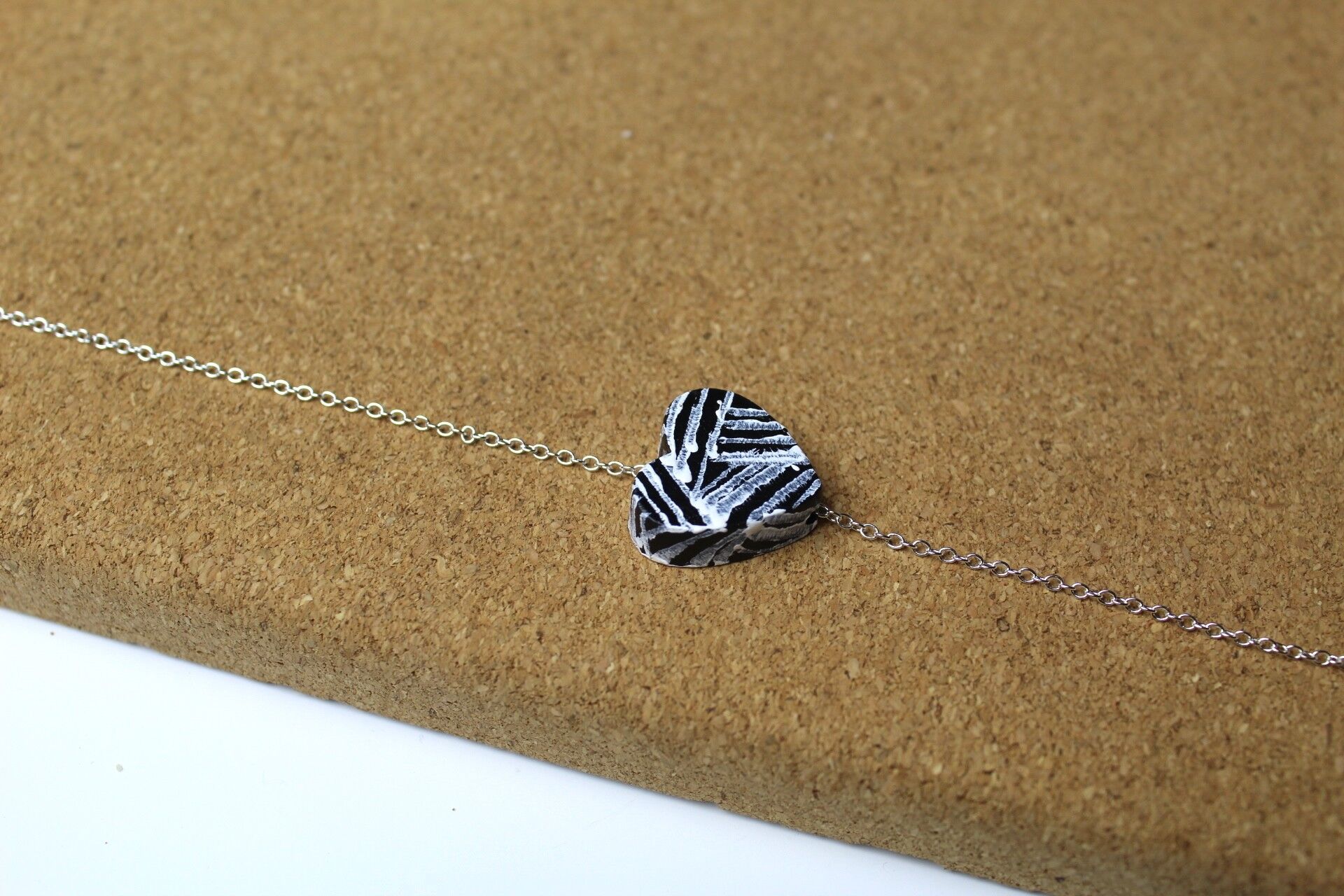 HERZHALSKETTE SORTIERT - STREIFEN SCHWARZ ,