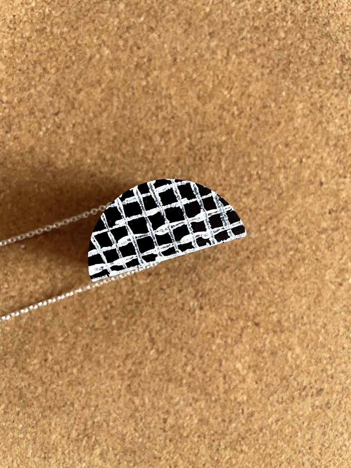 COLLANA SINGOLA PENDENTE A SEMI CERCHIO CON GRIGLIA,