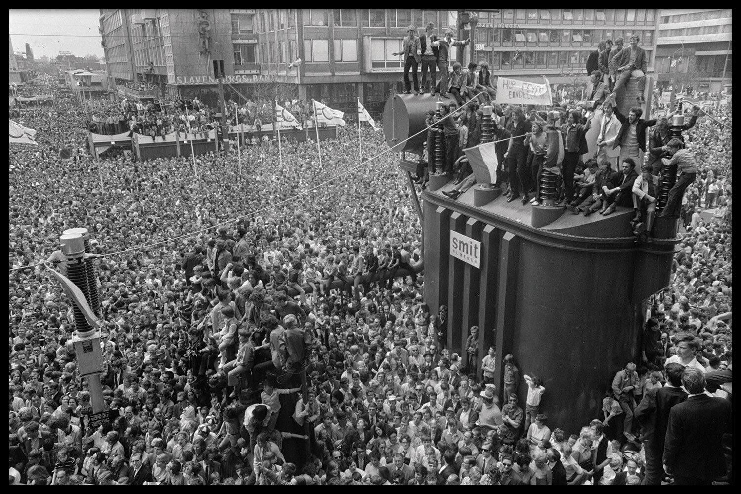 Walljar - Feyenoord supporters '70 - Poster con cornice / 50 x 70 cm