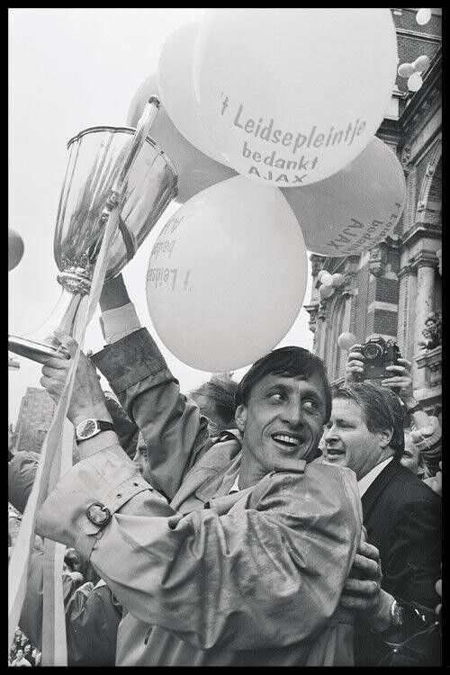 Walljar - Huldiging AFC Ajax '87 II - Poster met lijst / 60 x 90 cm