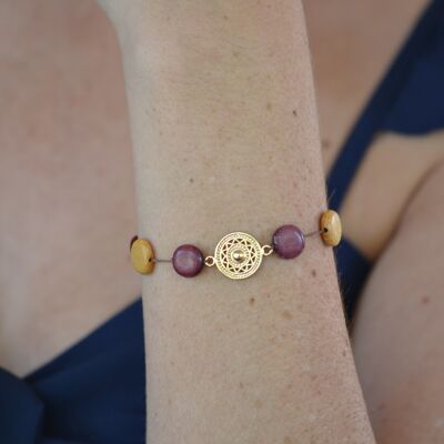 Pulsera de madera con medallón dorado fino dorado