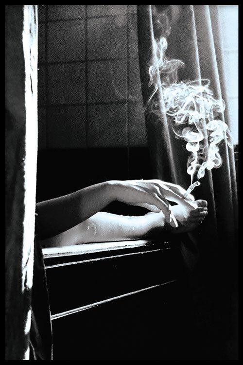 Walljar - Smoking In The Bathtub - Poster met lijst / 30 x 45 cm