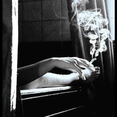 Walljar - Rauchen in der Badewanne - Poster mit Rahmen / 30 x 45 cm