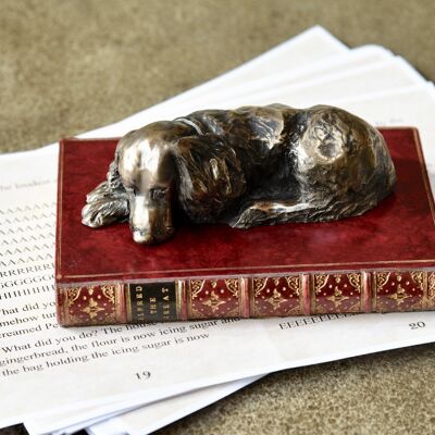 Labrador auf Buch Briefbeschwerer Salbeigrün bronziert