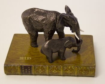 Éléphant et bébé sur livre Presse-papiers CUIR bronzé TAN