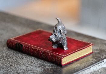 Scottie se penchant sur Book Paperweight Bronzed RED 2