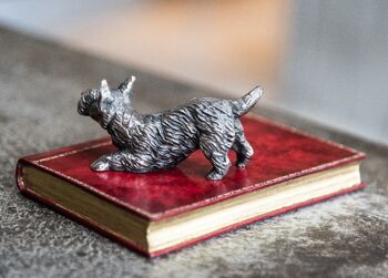 Scottie se penchant sur Book Paperweight Bronzed RED 3