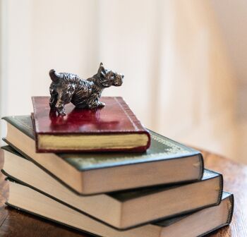 Scottie se penchant sur Book Paperweight Bronzed RED 4