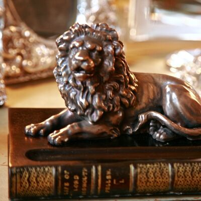 Buch-Stifthalter mit bronziertem Löwe BRAUNES LEDER