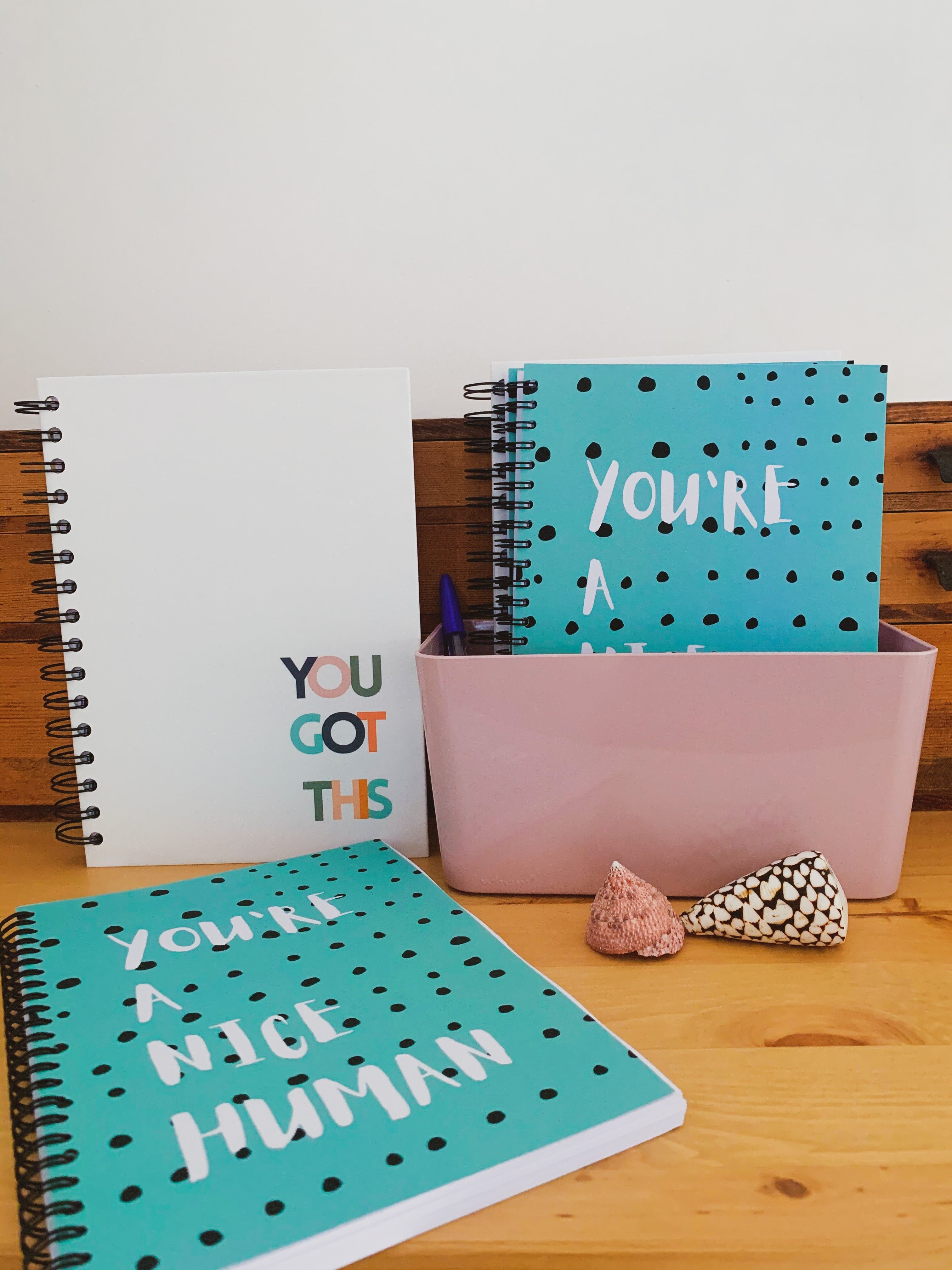 Sei un simpatico quaderno A4 o A5 con rilegatura a filo. Scelta tra copertina rigida o morbida. - A5 - Copertina morbida