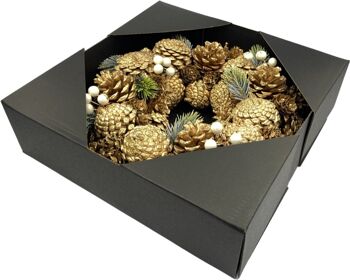 Kerstkrans - gouden dennenappels | ø 30 cm | Décoratif krans vervaardigd uit dennenappels en gouden bessen | goud/paars 1