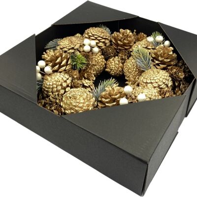 Kerstkrans - gouden dennenappels | ø 30 cm | Decoratieve krans vervaardigd uit dennenappels en gouden bessen | goud/paars