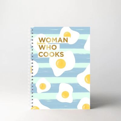 mujer que cocina - huevos