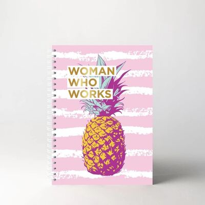Frau, die arbeitet - Ananas