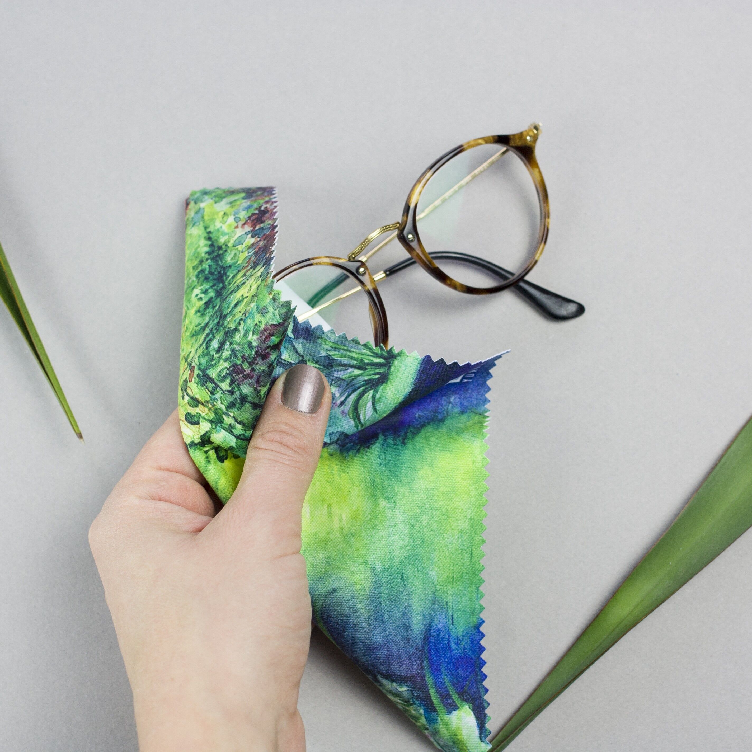 Giverny si pulisce gli occhiali