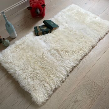 Tapis Doux en Peau de Mouton Britannique Ivoire Crème Blanc Bords Droits Rectangulaire 60cm x 120cm 2