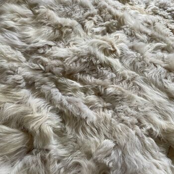 Tapis de passage en peau lainée Champagne Toscana | Jeté de luxe en peau de mouton | Tapis de Chevet - 55cm x 110cm 4