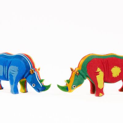 Figura animal upcycling Rhino S hecha de chanclas