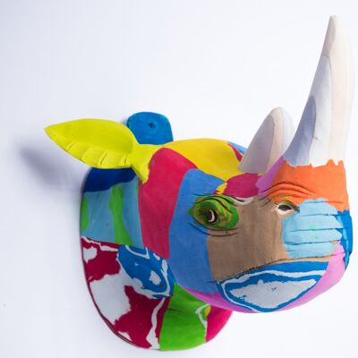 Rinoceronte de arte de pared reciclado hecho con chanclas