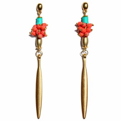 Pendientes dorados largos y elegantes COCORNÁ con cuentas de coral y aguamarina