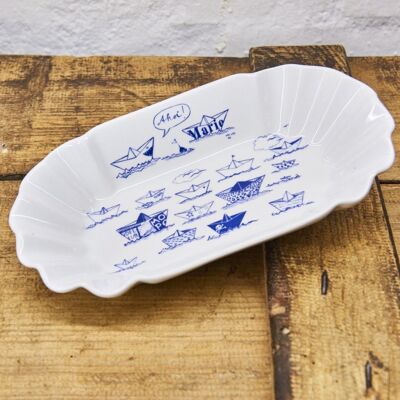 Barchetta di carta in ciotola di pesce fritto