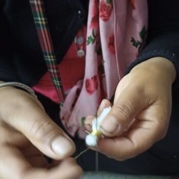 porte-clés à pompon durable jaune - coton biologique - fait main au Népal - cintre de sac - porte-clés à pompon 6