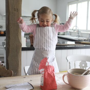 Ensemble tablier et gants pour enfant à rayures et étoiles grises 2