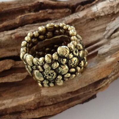 Rustic ring with current design