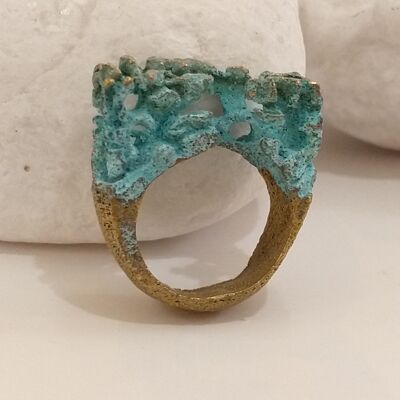 Anillo escultura con textura rústica