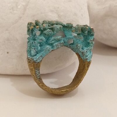 Sculpture ring with rustic texture