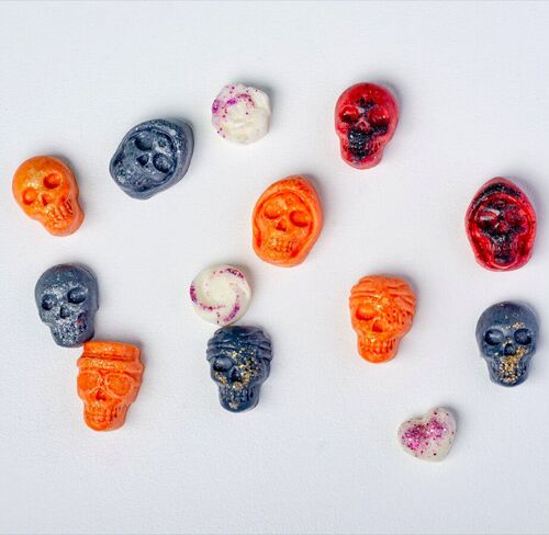 Highly Scented Luxury Soy Wax Melts (set of 6 pieces) - Fiery Orange & Bergamot - Skulls - White