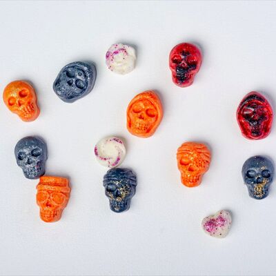 Highly Scented Luxury Soy Wax Melts (set of 6 pieces) - Mulled Wine & Spiced Currants - Skulls - White